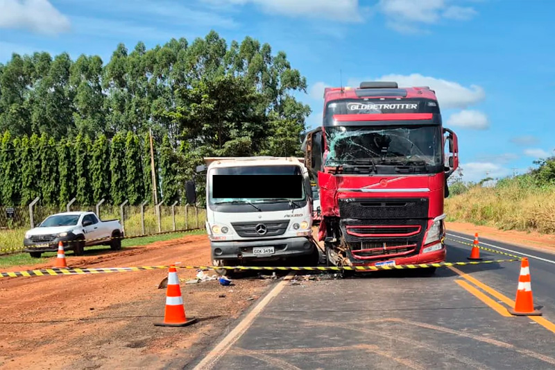 MS 306: acidente com caminhão deixa motorista morto e passageiro ferido