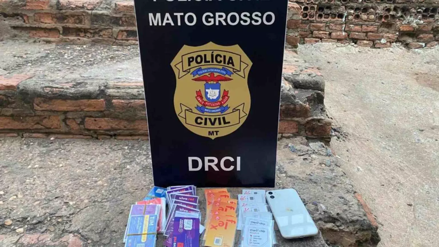 Quatro aparelhos e 50 chips são apreendidos em operação contra grupo que clonou celular de Riedel