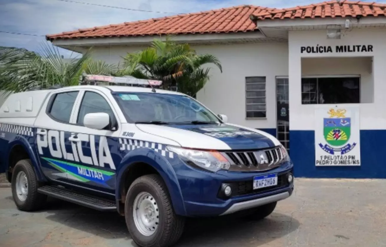 Mulher é presa por ameaçar a própria filha e irmã com faca
