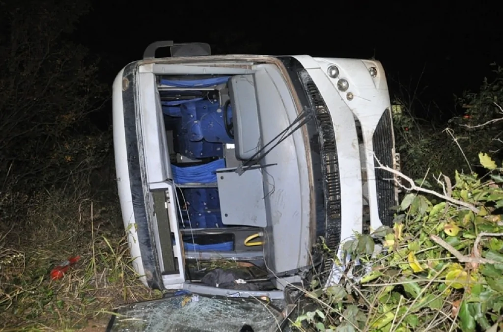 Ônibus com jogadores mirins de Chapadão do Sul capota na BR-060 e deixa dois feridos