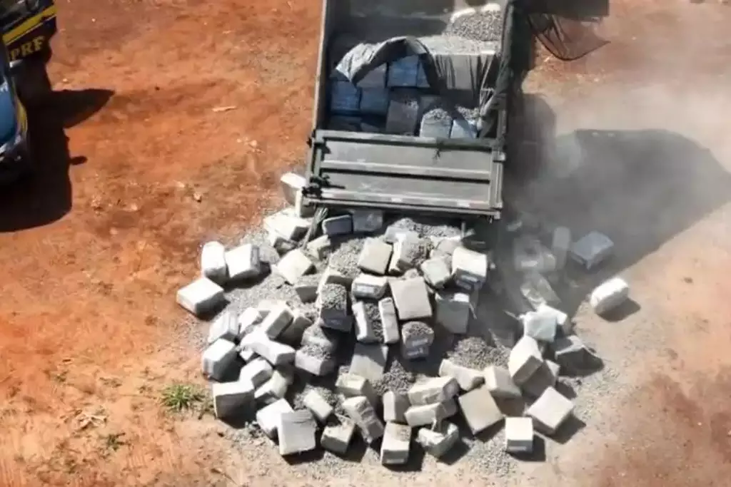 Polícia apreende 6 toneladas de maconha escondidas em carga de brita
