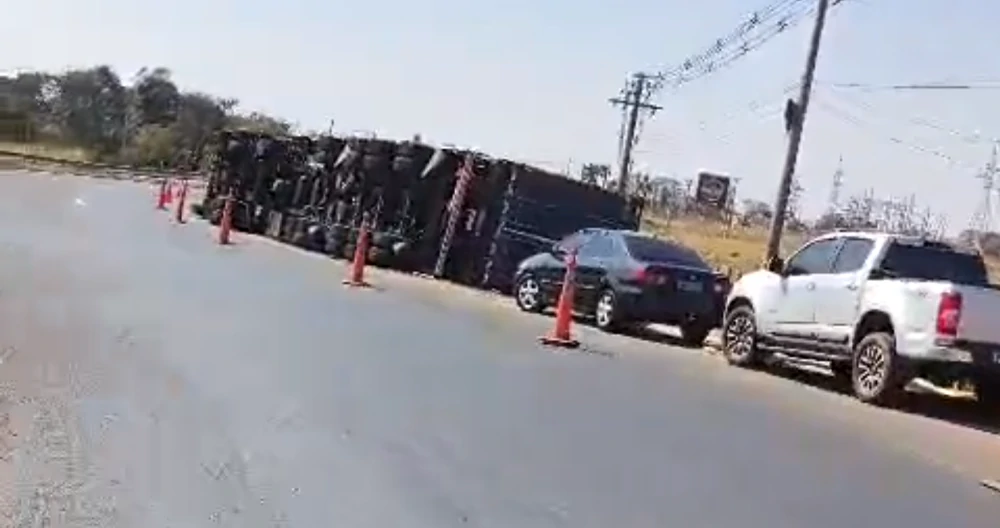Carreta tomba na rotatória da Cantina na BR-158 em Paranaíba