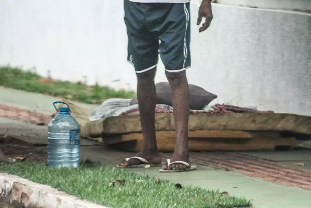 Capital: Morador de rua vive em calçada ao lado de posto de saúde para seguir tratamento