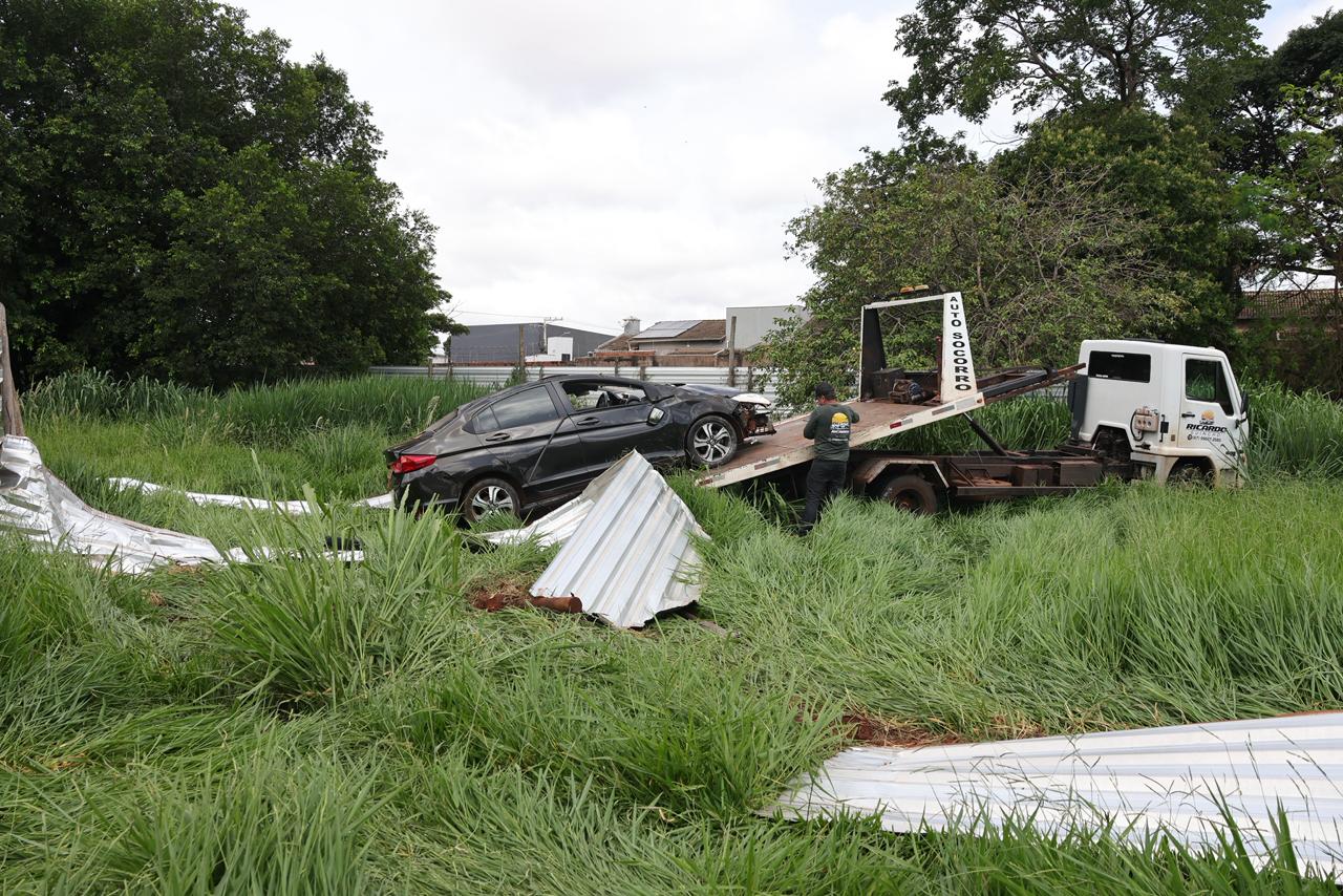 Carro para em área de mata após capotar e derrubar tapumes em avenida de Campo Grande