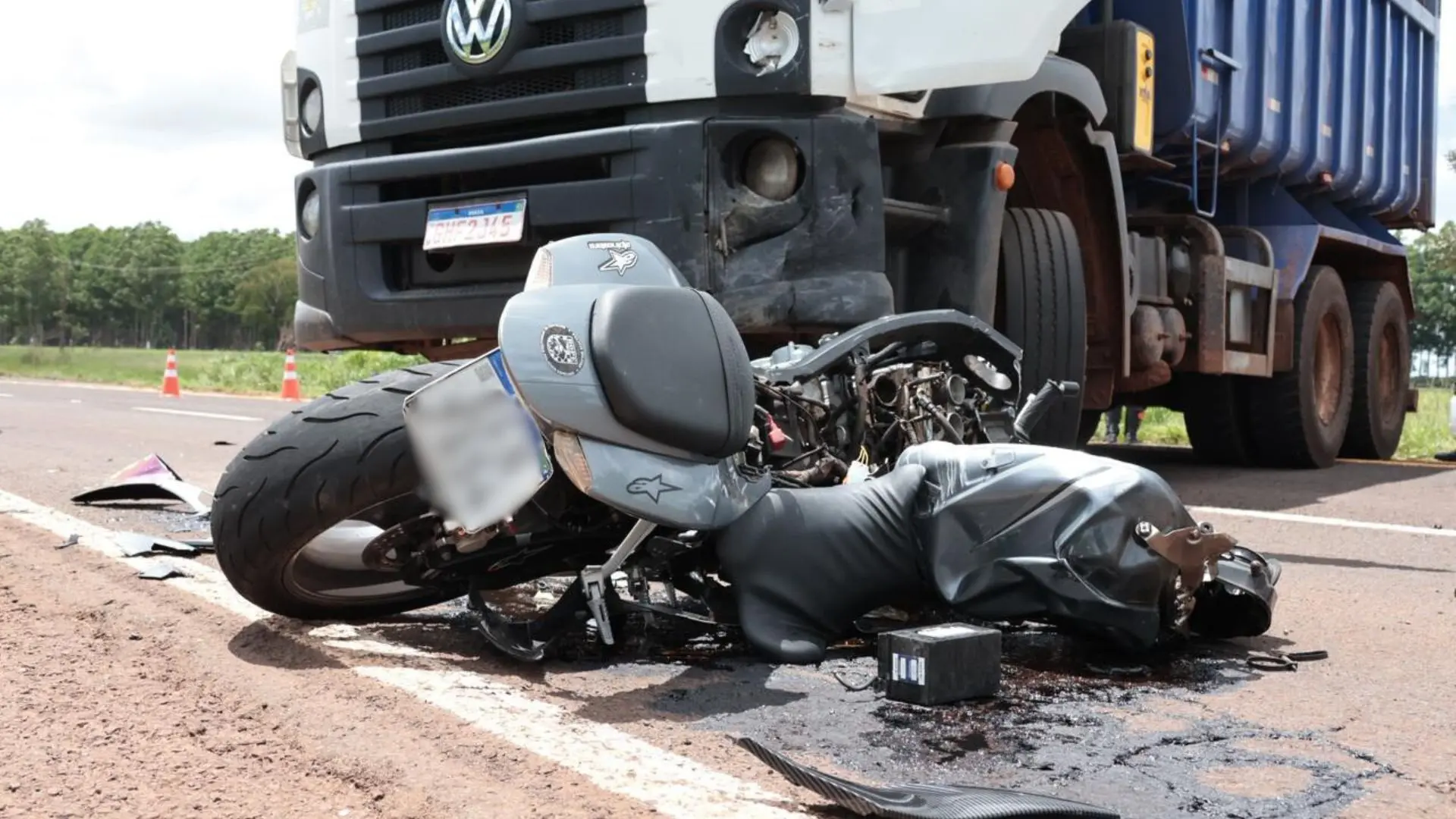 Jovem morre ao ter moto de alta cilindrada atingida por caminhão-caçamba em Campo Grande