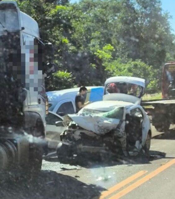 Câmera registra momento em que motorista morre ao bater em carreta em MS