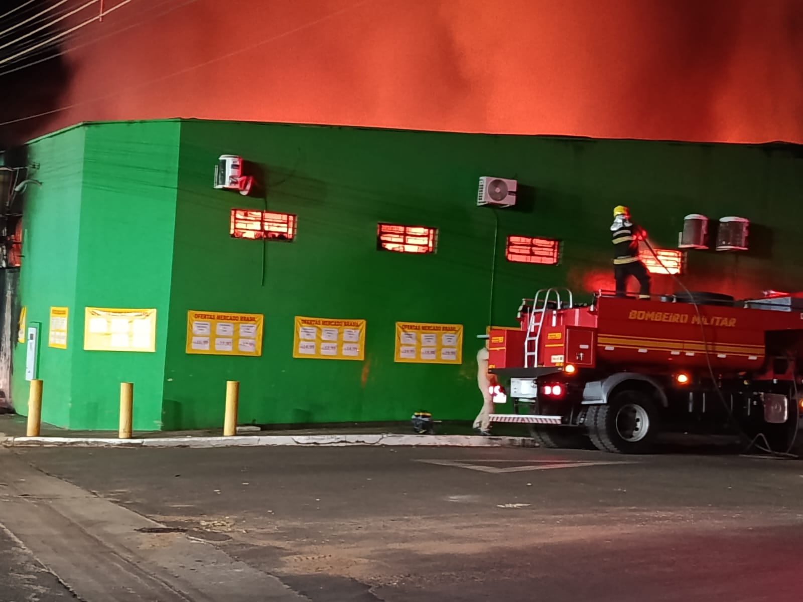 Incêndio em mercado no município de Paranaíba (MS) na madrugada deste sábado 16/5