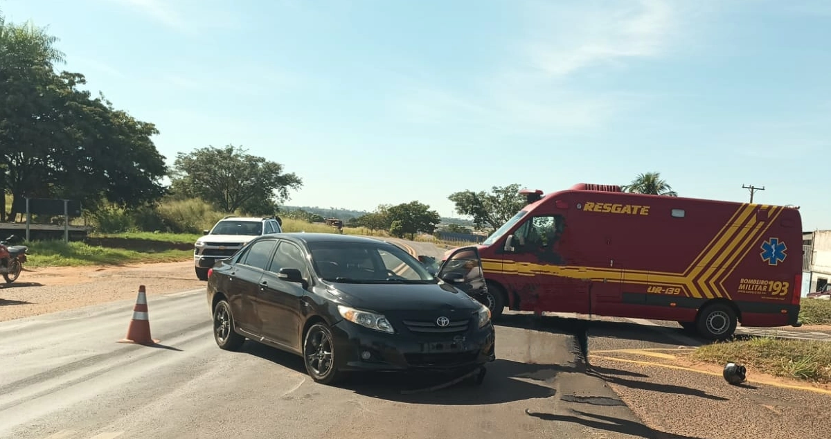 Acidente entre carro e moto na MS-497 em Paranaíba mobiliza bombeiros nesta terça-feira 12/5