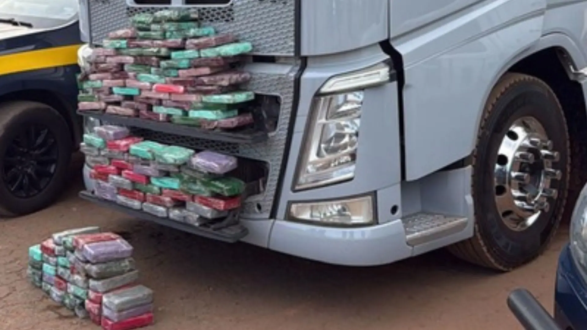 Polícia encontra 130 kg de cocaína em estepe de caminhão