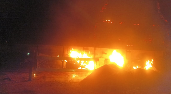 Carreta carregada com adubo pega fogo na BR-158 em Paranaíba