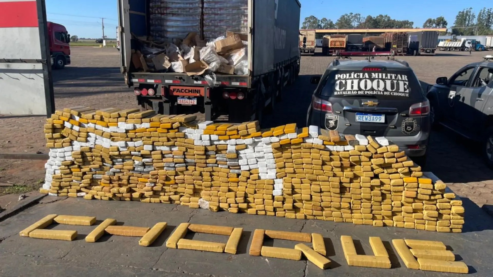Motorista é detido ao tentar esconder mais de 1 tonelada de maconha em meio a carregamento de cerveja