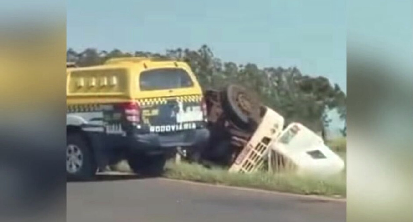 Motorista morr3 após caminhão tombar em grave acidente (vídeo)