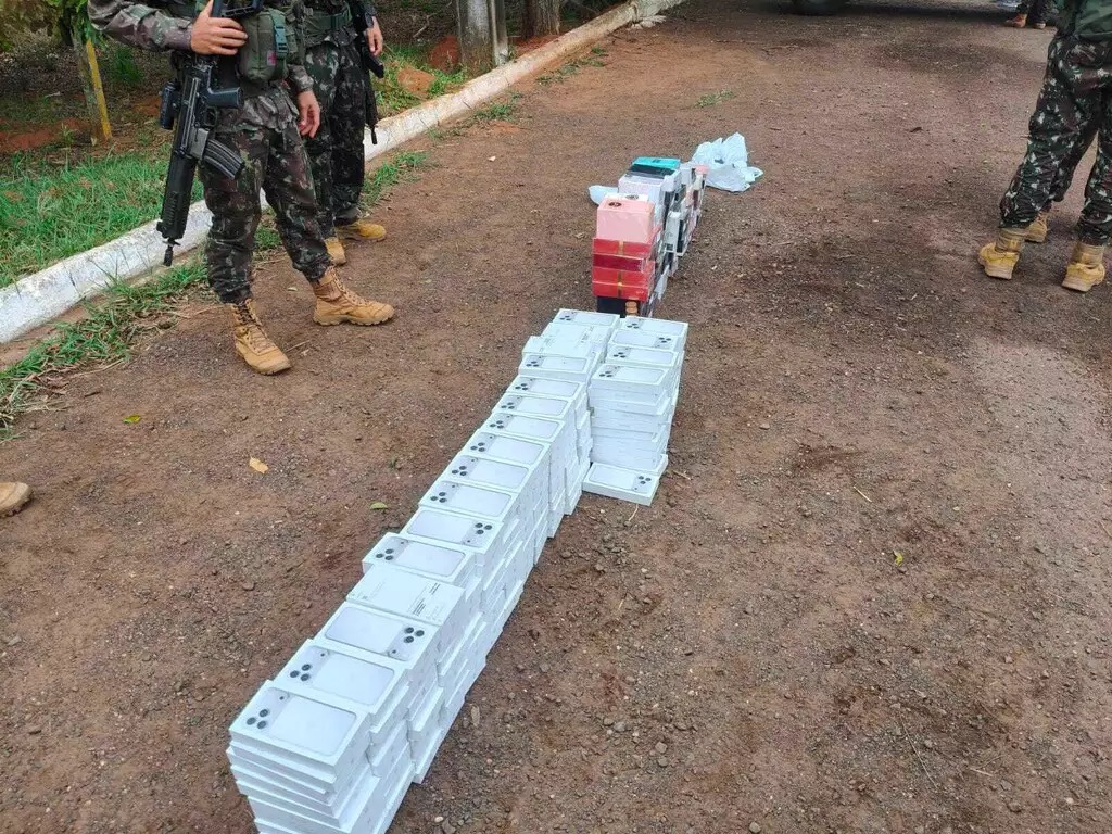 Escândalo! Policial rodoviário é flagrado transportando carga milionária de iPhones contrabandeados&nbsp;